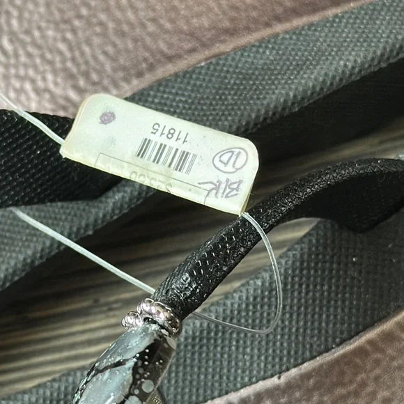 Elegant Black and Brown Sandals with Floral Embellishments - Picture 4 of 7